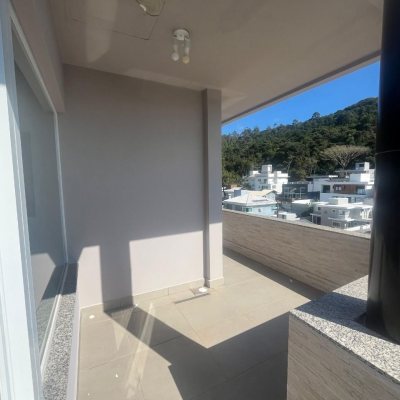 Cobertura com 128m², 4 quartos, 1 suíte, 1 garagem, no bairro Canasvieiras em Florianópolis