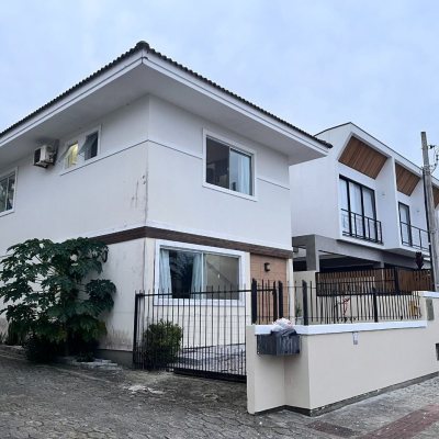 Casa Residencial com 120m², 3 quartos, 2 suítes, 2 garagens, no bairro Campeche em Florianópolis