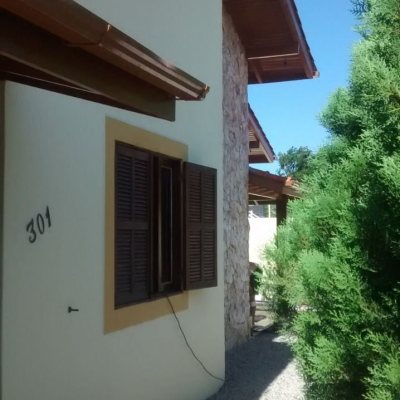 Casa Residencial com 400m², 7 quartos, 3 suítes, 5 garagens, no bairro Canasvieiras em Florianópolis