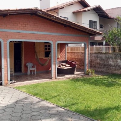 Casa Residencial com 94m², 4 quartos, 2 garagens, no bairro Campeche em Florianópolis