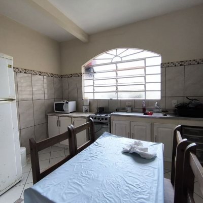 Casa Residencial com 269m², 10 quartos, 2 suítes, 2 garagens, no bairro Pantanal em Florianópolis