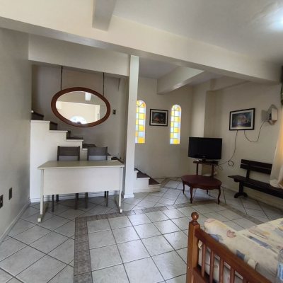 Casa Residencial com 269m², 10 quartos, 2 suítes, 2 garagens, no bairro Pantanal em Florianópolis