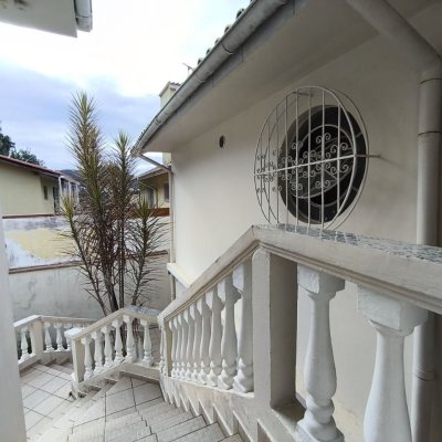 Casa Residencial com 269m², 10 quartos, 2 suítes, 2 garagens, no bairro Pantanal em Florianópolis