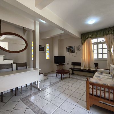 Casa Residencial com 269m², 10 quartos, 2 suítes, 2 garagens, no bairro Pantanal em Florianópolis