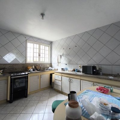 Casa Residencial com 269m², 10 quartos, 2 suítes, 2 garagens, no bairro Pantanal em Florianópolis