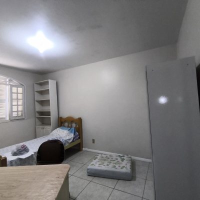 Casa Residencial com 269m², 10 quartos, 2 suítes, 2 garagens, no bairro Pantanal em Florianópolis