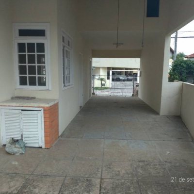 Casa Residencial com 176m², 4 quartos, 1 suíte, 2 garagens, no bairro Pantanal em Florianópolis