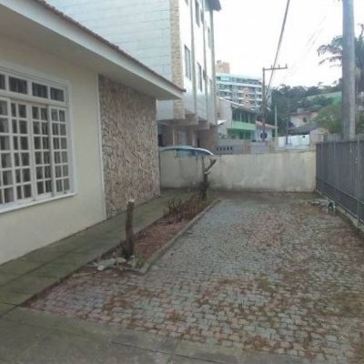 Casa Residencial com 176m², 4 quartos, 1 suíte, 2 garagens, no bairro Pantanal em Florianópolis