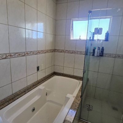 Casa Residencial com 146m², 4 quartos, 1 suíte, 2 garagens, no bairro Campeche em Florianópolis