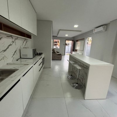 Sobrado Residencial com 110m², 3 quartos, 1 suíte, 2 garagens, no bairro Ingleses do Rio Vermelho em Florianópolis