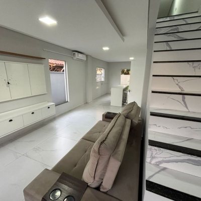 Sobrado Residencial com 110m², 3 quartos, 1 suíte, 2 garagens, no bairro Ingleses do Rio Vermelho em Florianópolis