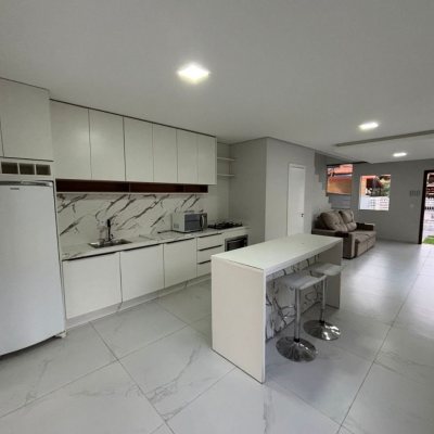 Sobrado Residencial com 110m², 3 quartos, 1 suíte, 2 garagens, no bairro Ingleses do Rio Vermelho em Florianópolis