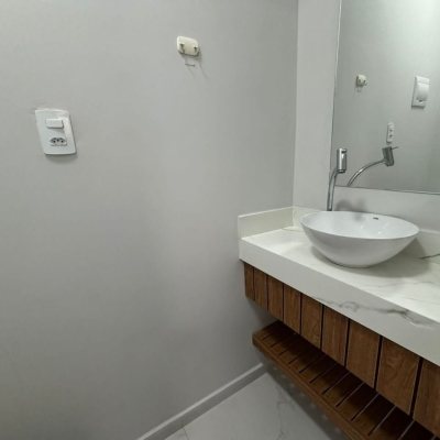 Sobrado Residencial com 110m², 3 quartos, 1 suíte, 2 garagens, no bairro Ingleses do Rio Vermelho em Florianópolis