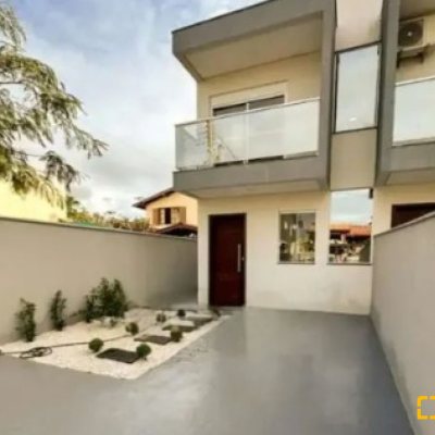 Sobrado Residencial com 110m², 3 quartos, 1 suíte, 2 garagens, no bairro Ingleses do Rio Vermelho em Florianópolis