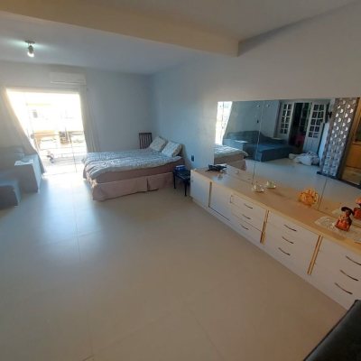Casa Residencial com 300m², 4 quartos, 2 suítes, 3 garagens, no bairro Sertão Do Maruim em São José