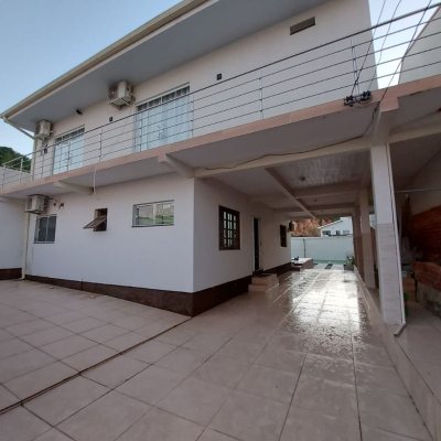 Casa Residencial com 300m², 4 quartos, 2 suítes, 3 garagens, no bairro Sertão Do Maruim em São José