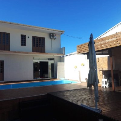 Casa Residencial com 300m², 4 quartos, 2 suítes, 3 garagens, no bairro Sertão Do Maruim em São José