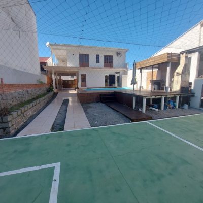 Casa Residencial com 300m², 4 quartos, 2 suítes, 3 garagens, no bairro Sertão Do Maruim em São José