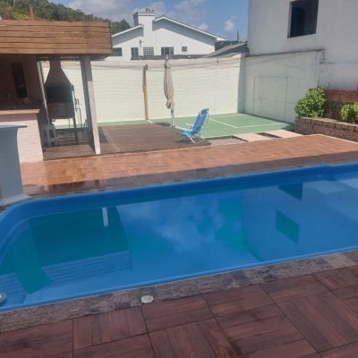 Casa Residencial com 300m², 4 quartos, 2 suítes, 3 garagens, no bairro Sertão Do Maruim em São José