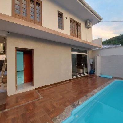 Casa Residencial com 300m², 4 quartos, 2 suítes, 3 garagens, no bairro Sertão Do Maruim em São José