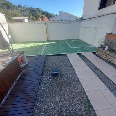 Casa Residencial com 300m², 4 quartos, 2 suítes, 3 garagens, no bairro Sertão Do Maruim em São José
