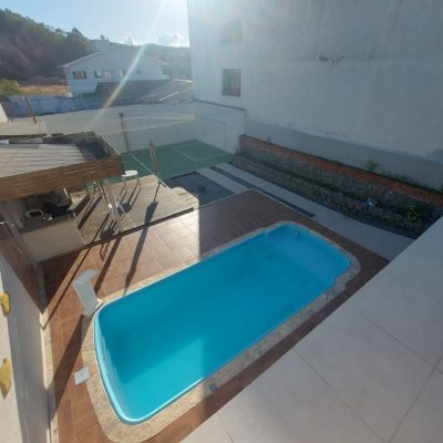 Casa Residencial com 300m², 4 quartos, 2 suítes, 3 garagens, no bairro Sertão Do Maruim em São José