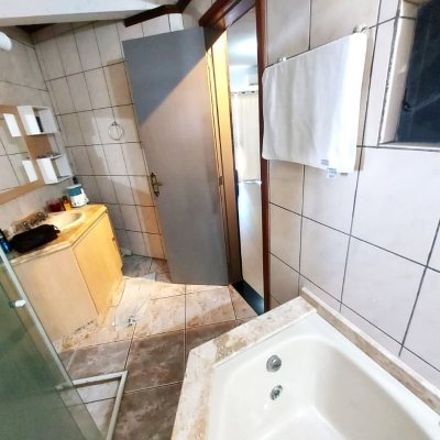 Casa Residencial com 300m², 4 quartos, 2 suítes, 3 garagens, no bairro Sertão Do Maruim em São José