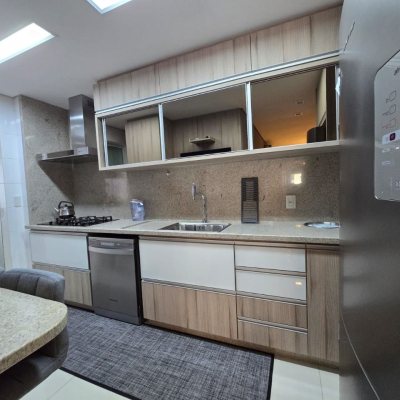 Apartamentos com 130m², 3 quartos, 3 suítes, 3 garagens, no bairro Centro em Florianópolis
