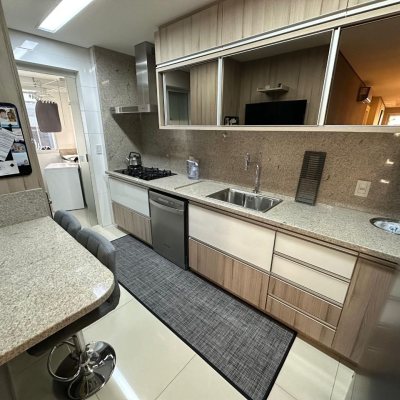 Apartamentos com 130m², 3 quartos, 3 suítes, 3 garagens, no bairro Centro em Florianópolis