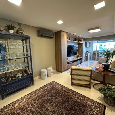 Apartamentos com 130m², 3 quartos, 3 suítes, 3 garagens, no bairro Centro em Florianópolis