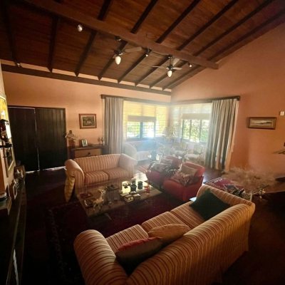 Casa Residencial com 392m², 3 quartos, 1 suíte, 4 garagens, no bairro Lagoa Da Conceição em Florianópolis