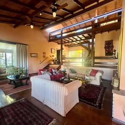 Casa Residencial com 392m², 3 quartos, 1 suíte, 4 garagens, no bairro Lagoa Da Conceição em Florianópolis