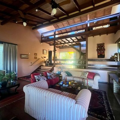 Casa Residencial com 392m², 3 quartos, 1 suíte, 4 garagens, no bairro Lagoa Da Conceição em Florianópolis