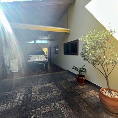 Casa Residencial com 392m², 3 quartos, 1 suíte, 4 garagens, no bairro Lagoa Da Conceição em Florianópolis