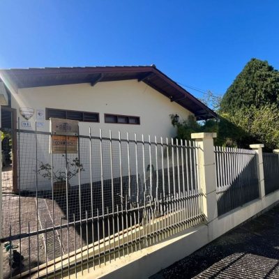 Casa Residencial com 392m², 3 quartos, 1 suíte, 4 garagens, no bairro Lagoa Da Conceição em Florianópolis