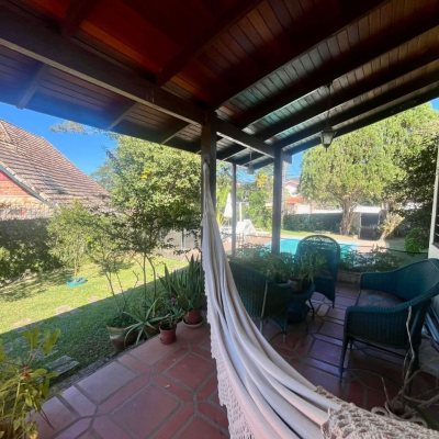 Casa Residencial com 392m², 3 quartos, 1 suíte, 4 garagens, no bairro Lagoa Da Conceição em Florianópolis