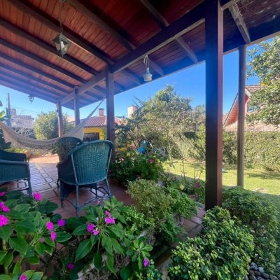 Casa Residencial com 392m², 3 quartos, 1 suíte, 4 garagens, no bairro Lagoa Da Conceição em Florianópolis