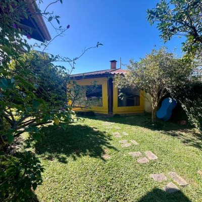 Casa Residencial com 392m², 3 quartos, 1 suíte, 4 garagens, no bairro Lagoa Da Conceição em Florianópolis