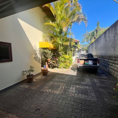 Casa Residencial com 392m², 3 quartos, 1 suíte, 4 garagens, no bairro Lagoa Da Conceição em Florianópolis