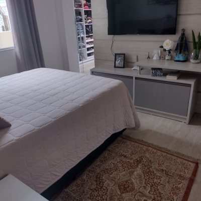 Casa Residencial com 209m², 4 quartos (sendo 1 suíte), 4 garagens, no bairro Carvoeira em Florianópolis