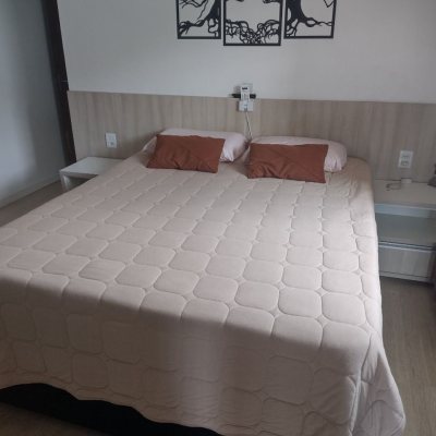 Casa Residencial com 209m², 4 quartos (sendo 1 suíte), 4 garagens, no bairro Carvoeira em Florianópolis