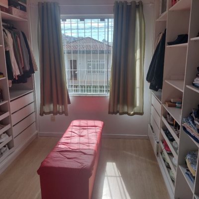 Casa Residencial com 209m², 4 quartos (sendo 1 suíte), 4 garagens, no bairro Carvoeira em Florianópolis