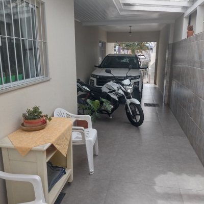 Casa Residencial com 209m², 4 quartos (sendo 1 suíte), 4 garagens, no bairro Carvoeira em Florianópolis
