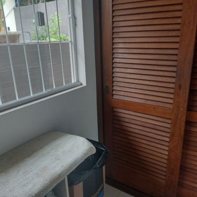 Casa Residencial com 209m², 4 quartos (sendo 1 suíte), 4 garagens, no bairro Carvoeira em Florianópolis