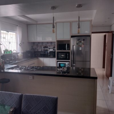 Casa Residencial com 209m², 4 quartos (sendo 1 suíte), 4 garagens, no bairro Carvoeira em Florianópolis