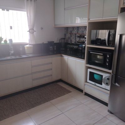 Casa Residencial com 209m², 4 quartos (sendo 1 suíte), 4 garagens, no bairro Carvoeira em Florianópolis