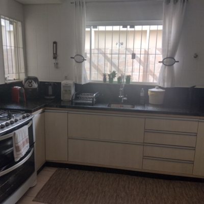 Casa Residencial com 209m², 4 quartos (sendo 1 suíte), 4 garagens, no bairro Carvoeira em Florianópolis