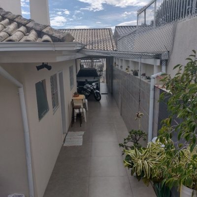 Casa Residencial com 209m², 4 quartos (sendo 1 suíte), 4 garagens, no bairro Carvoeira em Florianópolis
