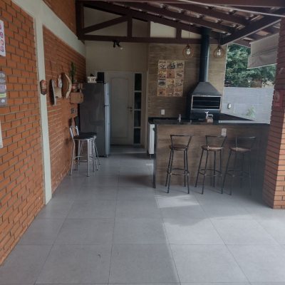 Casa Residencial com 209m², 4 quartos (sendo 1 suíte), 4 garagens, no bairro Carvoeira em Florianópolis