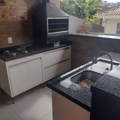 Casa Residencial com 209m², 4 quartos (sendo 1 suíte), 4 garagens, no bairro Carvoeira em Florianópolis